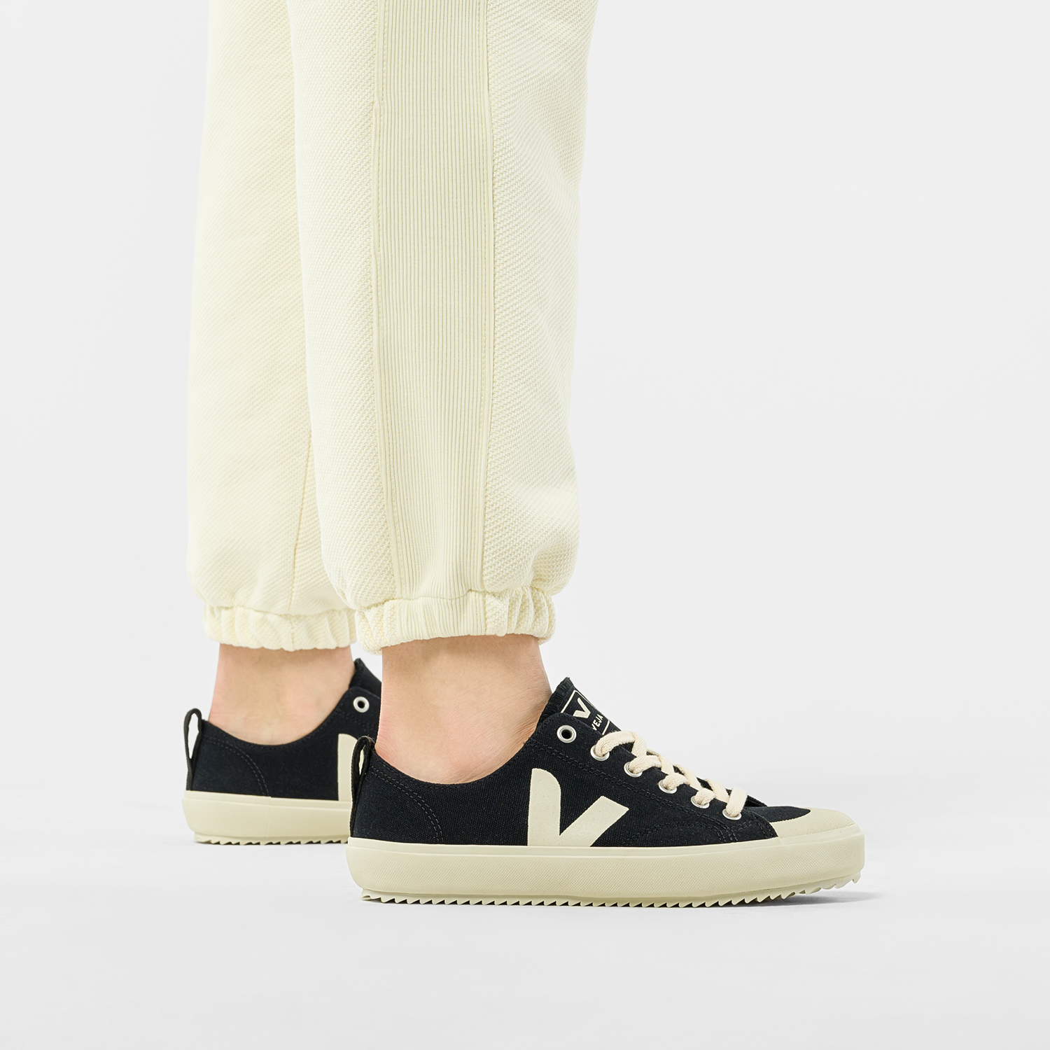 veja nova black white